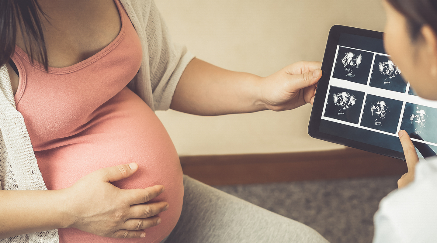pregnant woman viewing sonogram